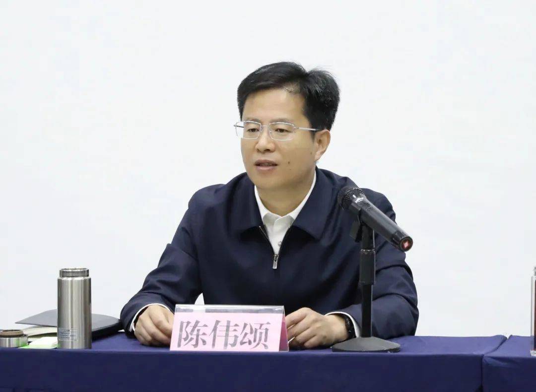 县委书记陈伟颂出席会议并讲话,县委副书记,县长王学春主持会议.