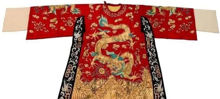 红缎平金绣大龙戏珠纹净行蟒袍不同的角色穿不同颜色的蟒袍,如皇亲国