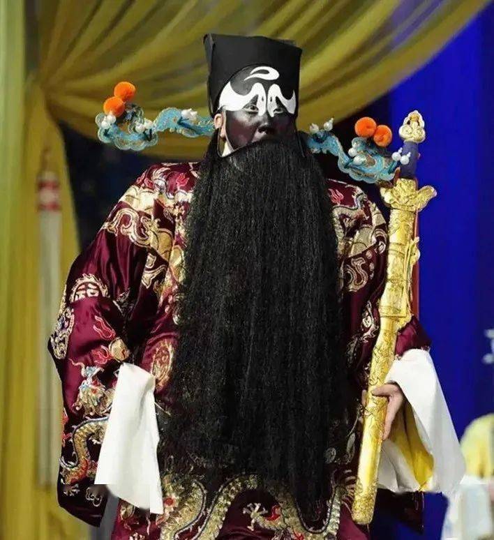 紫色是祥瑞色,有高贵感,为下五色之首,适合性格粗犷豪爽,气质威武的净