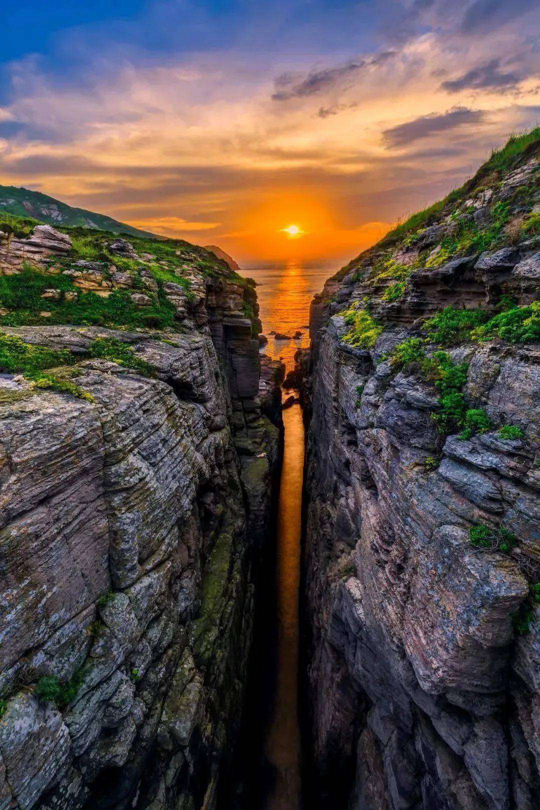 在临水临崖区域游玩时,需注意自身安全!