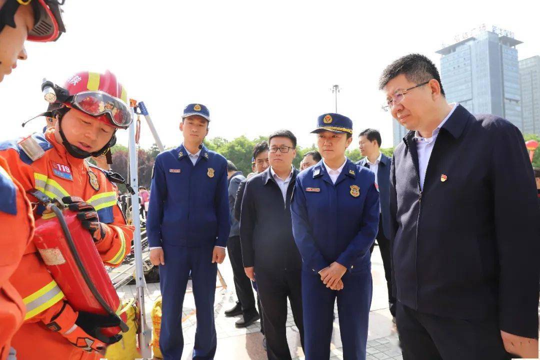 市政府副秘书长李彦龙,市应急管理局局长陈峰,市消防救援支队支队长