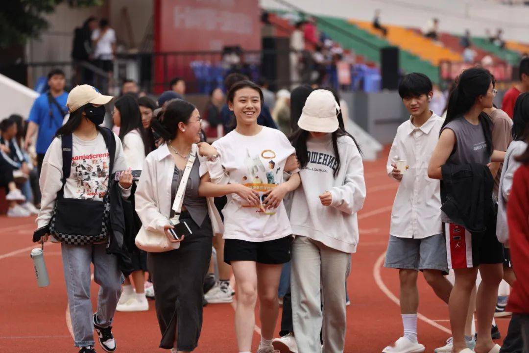 校务中心图片 | 潘婷芳 康佳怡 尹秋月 陈锦榆 兰云翼 林凯茵编辑