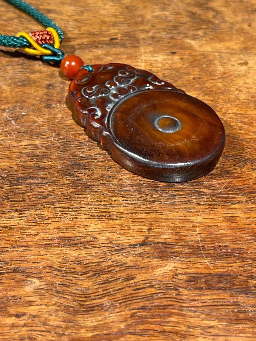 用之美—天然材质的升华 ▎天然牛角雕琢吊坠_田黄_大自然_表面