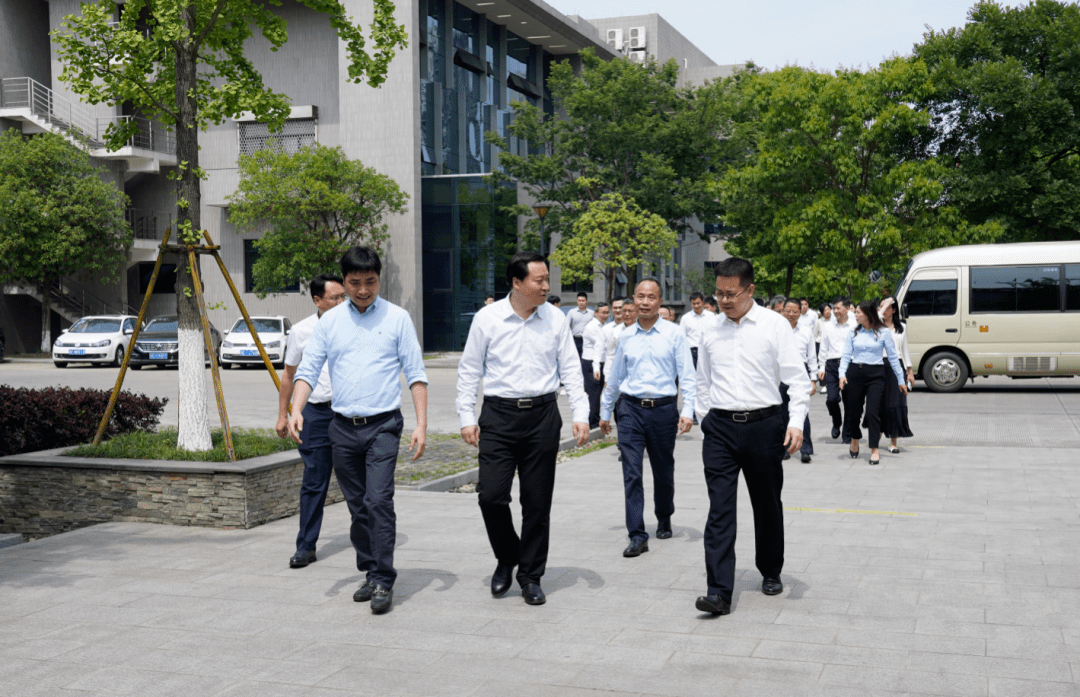 5月13日下午,四川省广安市委书记张彤率领党政代表团来到世友地板考察