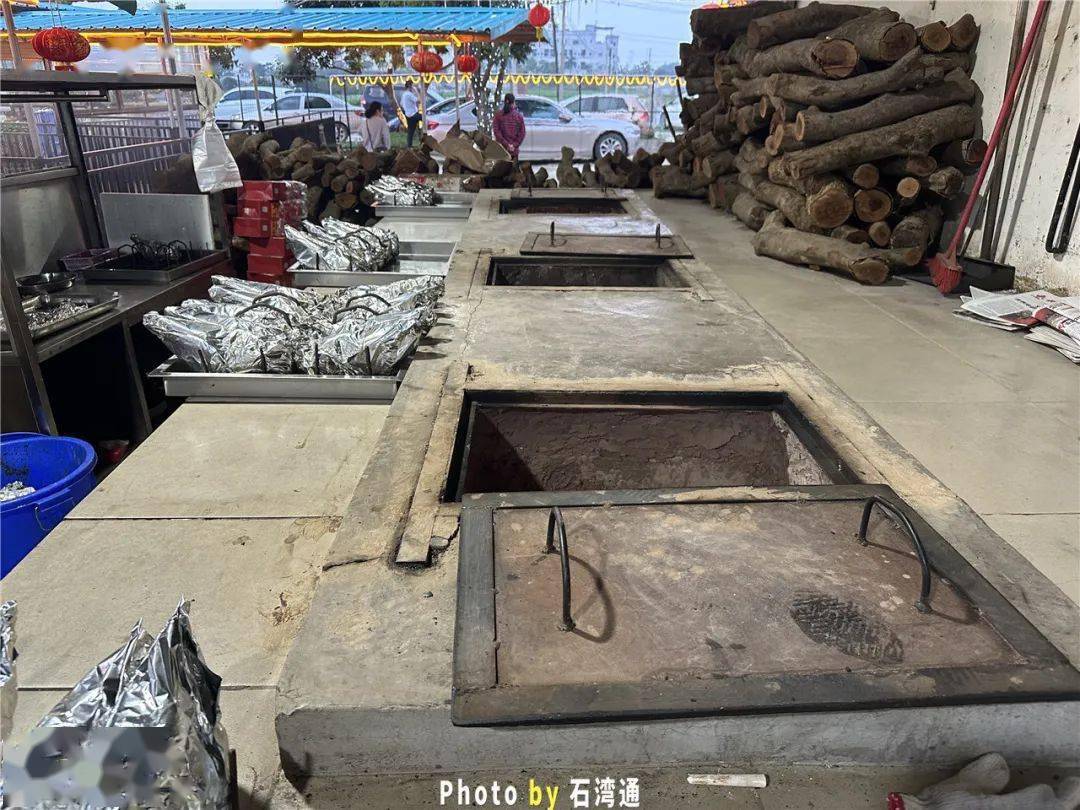 就像潮汕牛肉的明档,让你直接看到实力一到店里就能马上看到窑鸡炉就