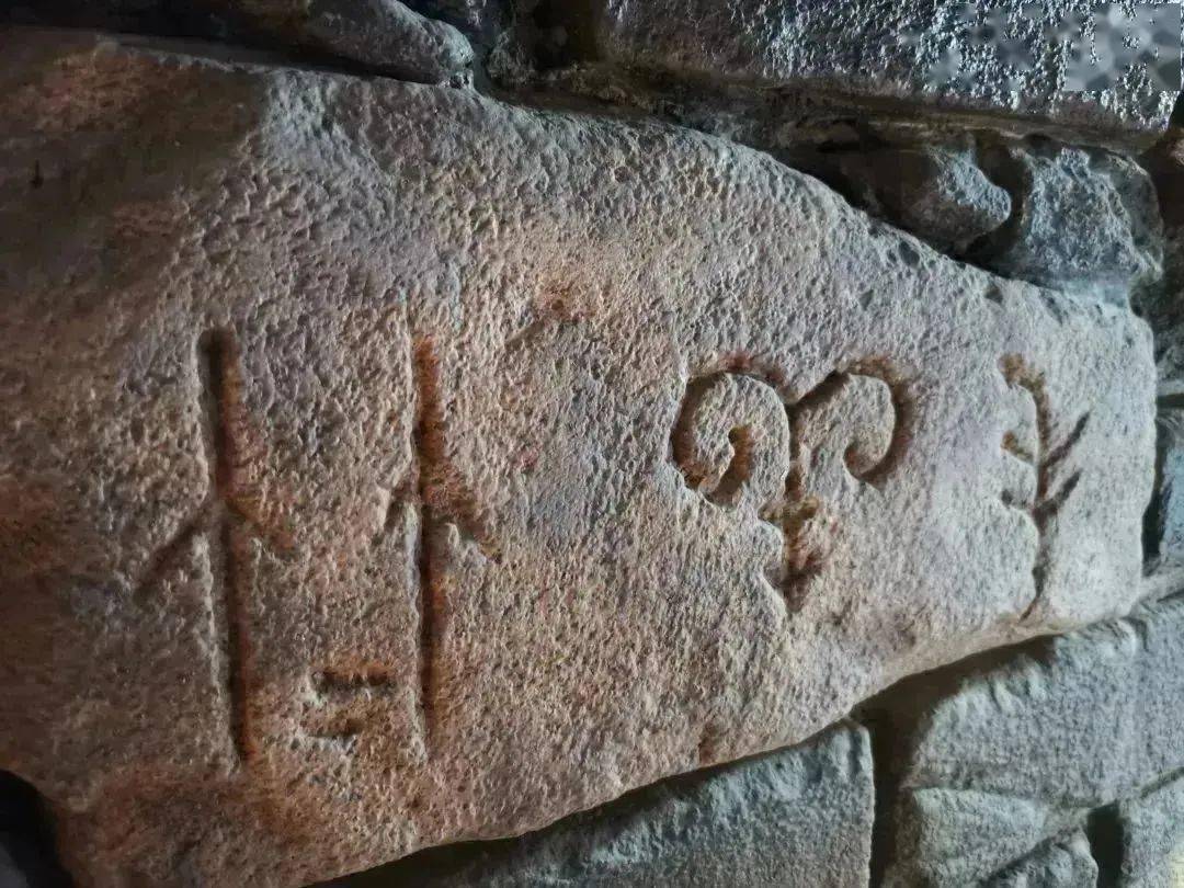 行走在风墙之间,处处可见墙面上的历史遗迹,古老图腾,象形文字及原始