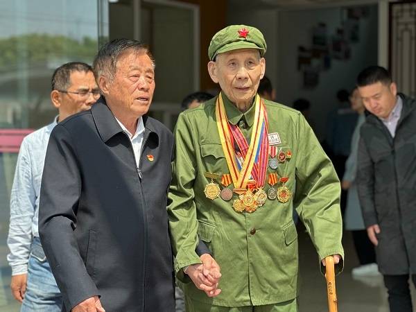 蒋巷村党委第一书记常德盛,蒋巷村党委书记,退役军人服务站站长蒋玉英