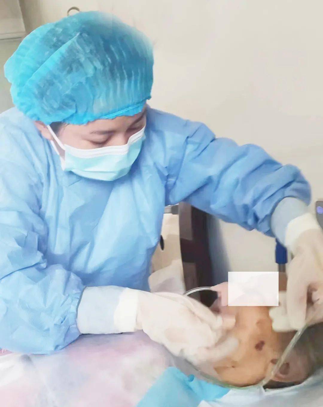 你的电话,我正准备给我爸爸喂鼻饲饮食,一不留神他自己把胃管拔出来了