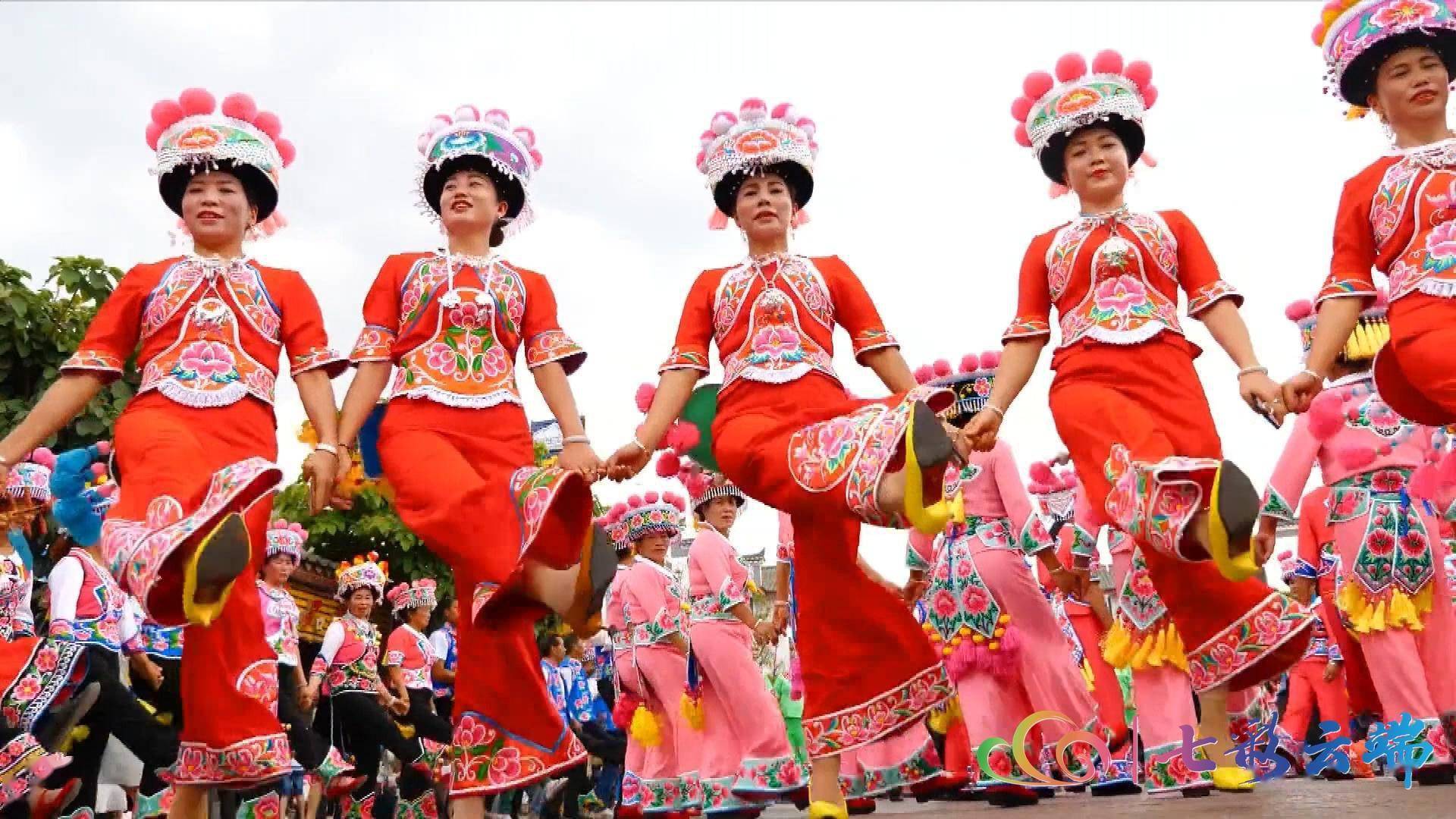 2006年6月,牟定县被命名为"彝族左脚舞之乡";2008年8月,牟定彝族左脚