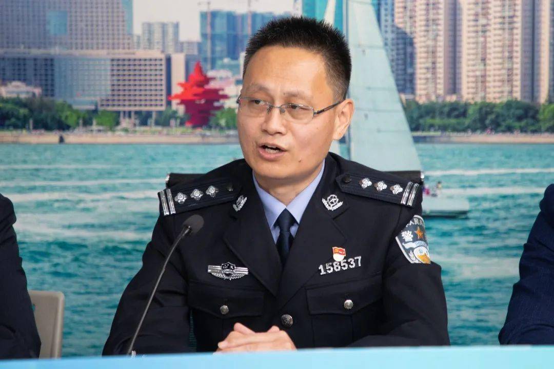 围绕今年的主题"与民同心,为您守护",青岛市公安局经侦支队三大队中