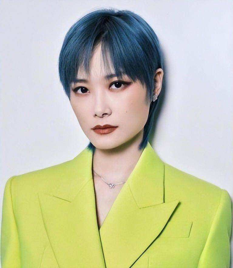 她是多个知名品牌的全球代言人,包括欧莱雅,纪梵希等这些高奢品牌.