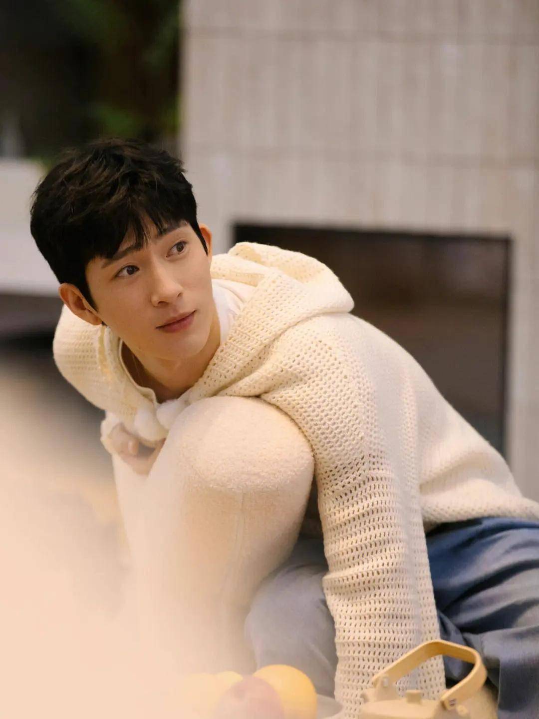 井柏然与好友出街, 偶遇刘雯海报,做比心手势好甜!