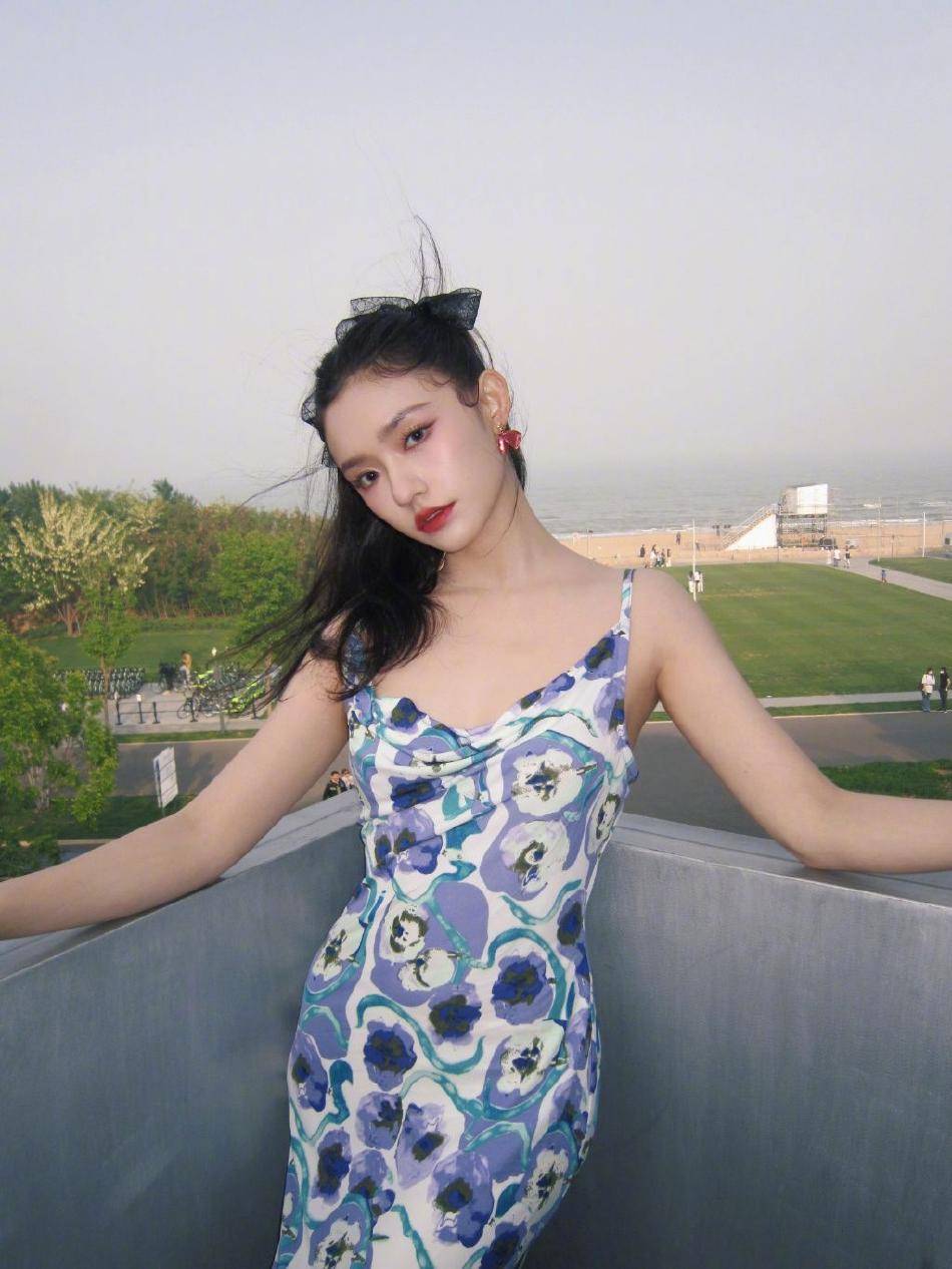 组图:林允修身鸢尾印花吊带裙勾勒优美曲线 蕾丝发带显俏皮可爱_黑色