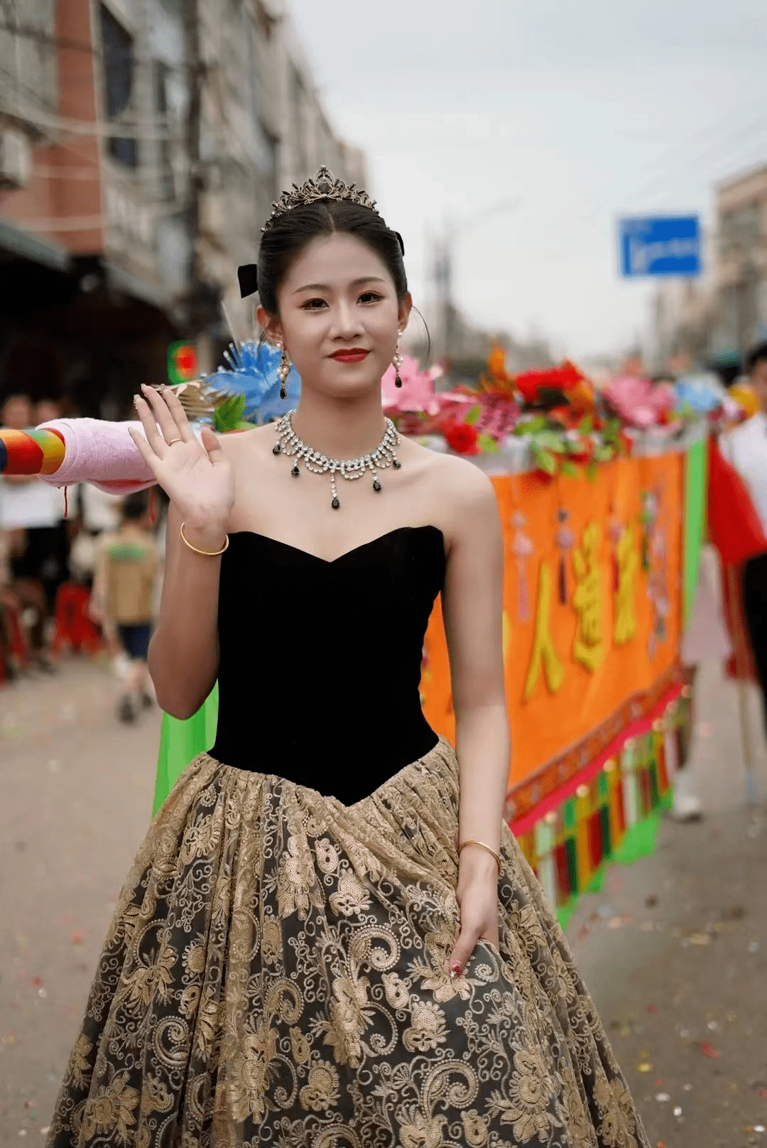 潮汕被这群扛大旗的靓女刷屏了._潮普_康泰_图片