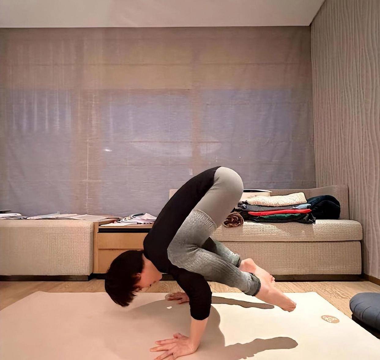 孙俪晒"高难度"瑜伽动作,自称开了智慧穴,瑜伽裤抢镜_穿着_照片_时候