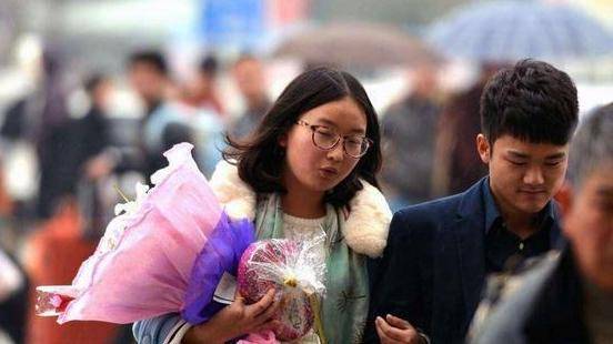 曾经说出“美国空气香甜”，选择留在美国的留学生，她的现状如何