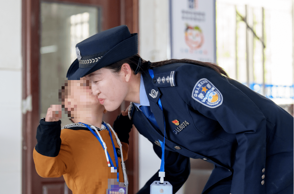 "警察阿姨,你好温柔像我妈妈,我能亲你下吗?"_帮教_改造_亲属