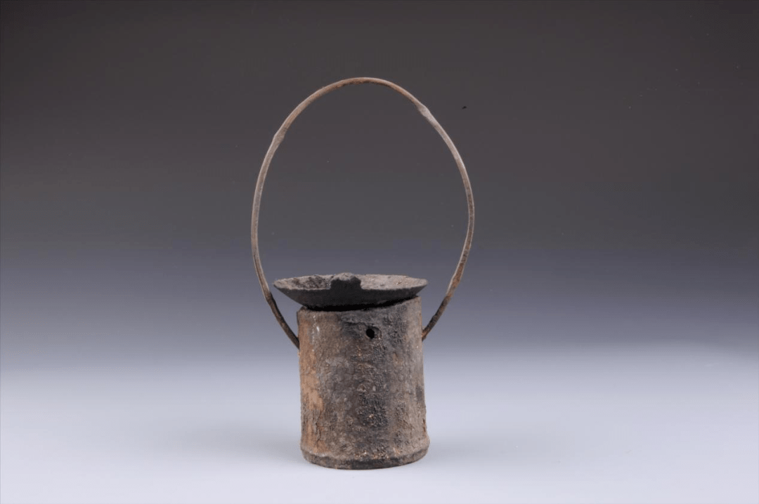 "这盏清油灯,由井冈山常见的竹筒制成,筒上盛的铁碟有一根燃烧过的