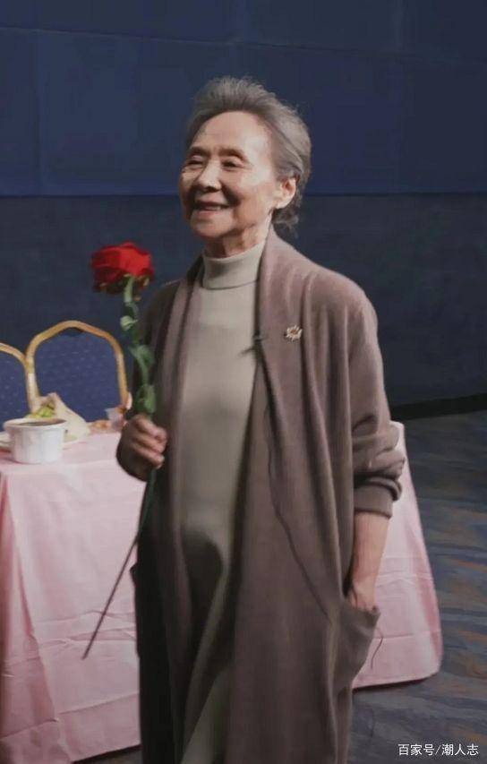 泛亚电竞耄耋之年芳华依旧！84岁中国奶奶无惧年龄穿衣打扮赛过同龄人(图4)