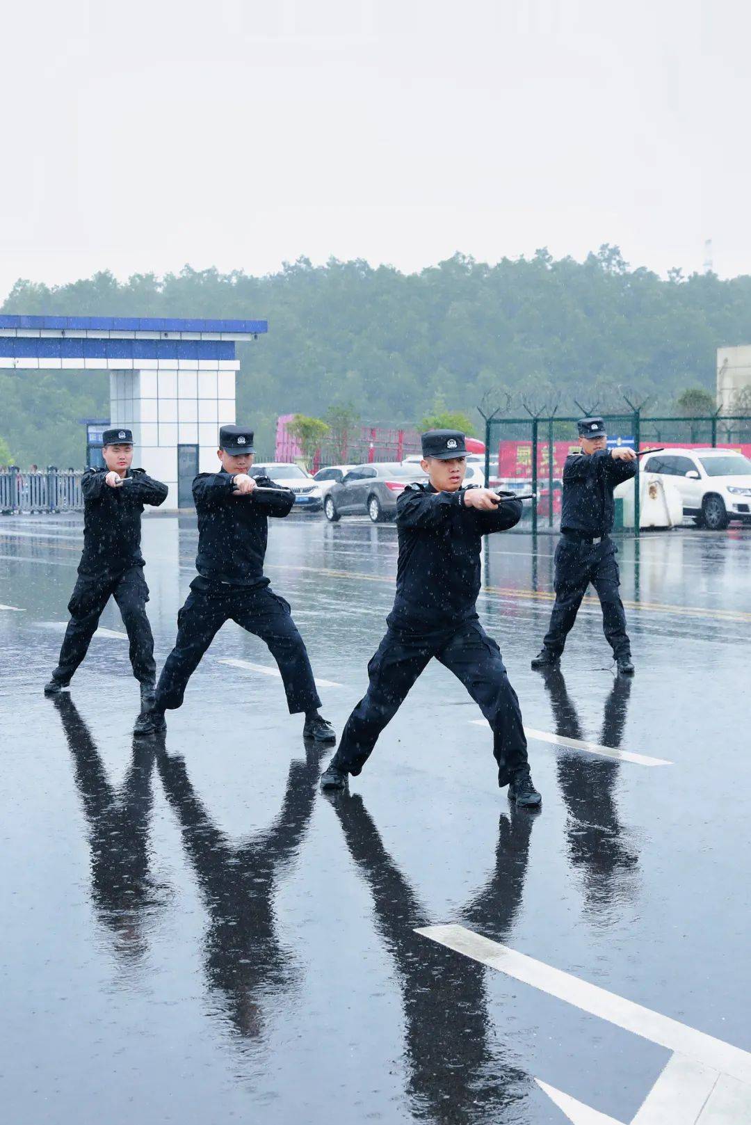 伸縮警棍術和臂盾警棍術表演現場,劈擊,格擋,戳擊,隊形變換.