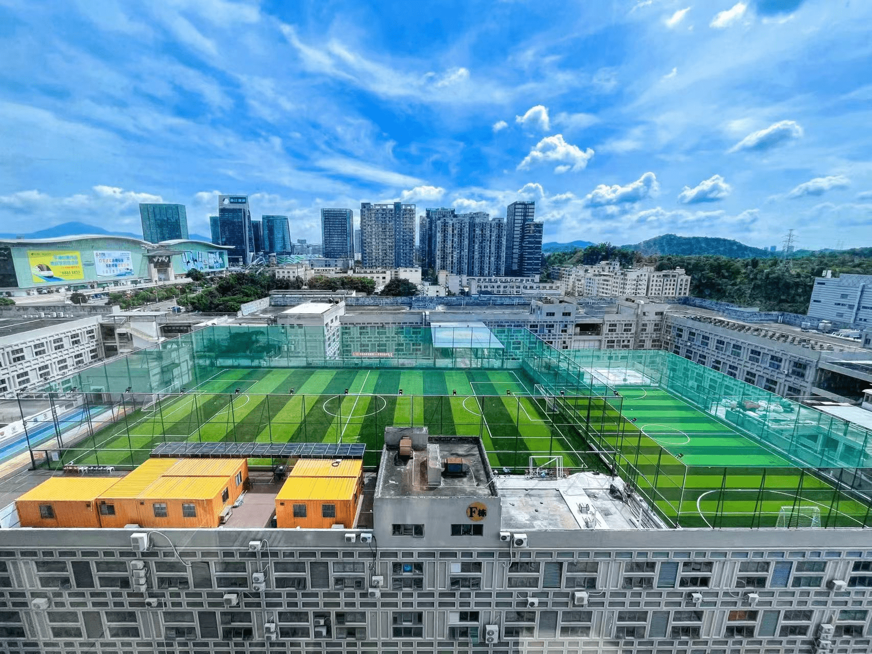 楼顶也能踢足球 平湖街道禾花共享足球场投入使用_社区_居民_健身