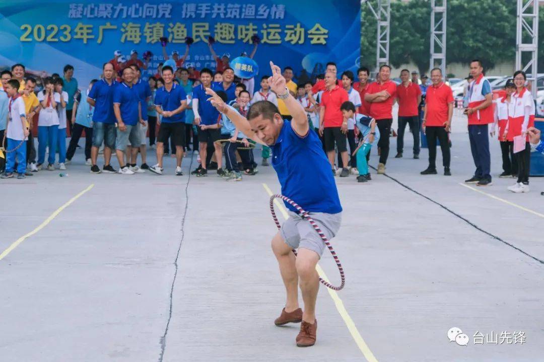 "螃蟹赛跑项目,选手们套着呼啦圈,模仿螃蟹前进,滑稽的动作逗得观众