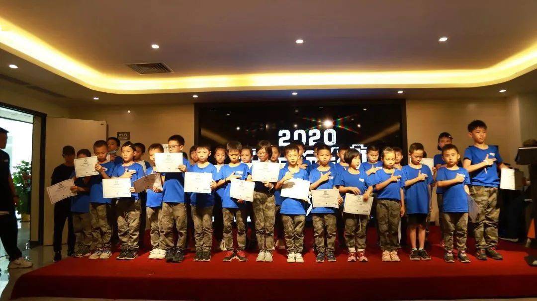 同往年一样dv现场每晚都会跟踪报道孩子的成长每天在电视机前就能看见