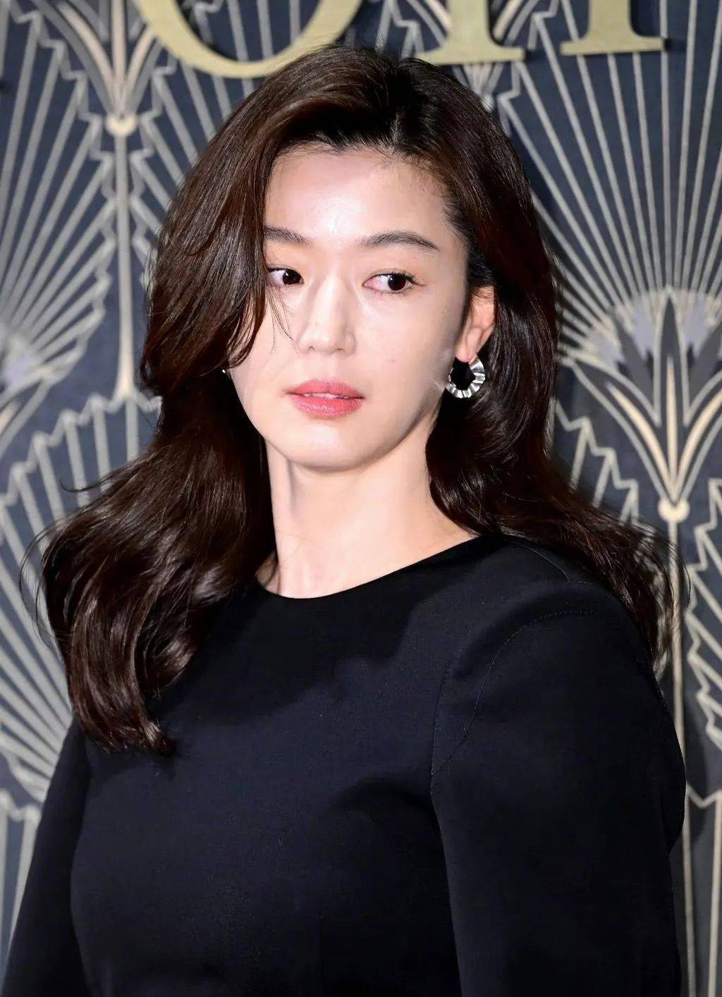 全智贤才是最懂s弯刘海的女人!_造型_卷发_显得