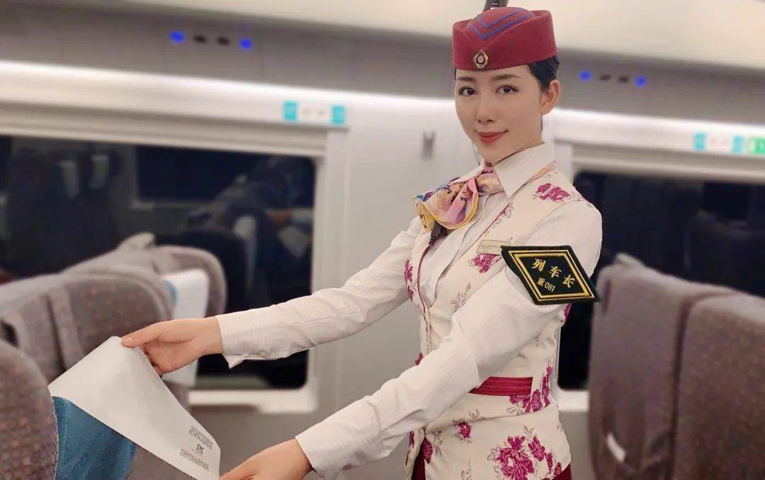 d2374次列车带你打卡北海夏天得去一次海边呀赤脚走在北海银滩配上