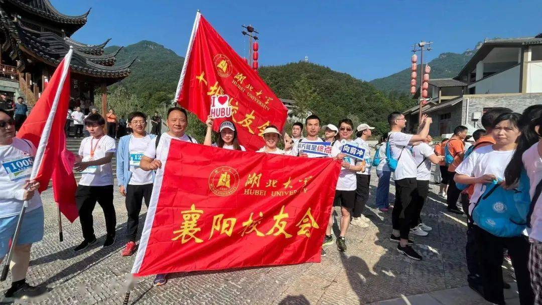 半程馬拉松(約21km)今年的校本部賽場上做好開賽前的最後準備摩拳擦掌