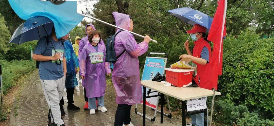 老山轄區公安民警,街道機關幹部及各社區禁毒志願者等120人,身著統一