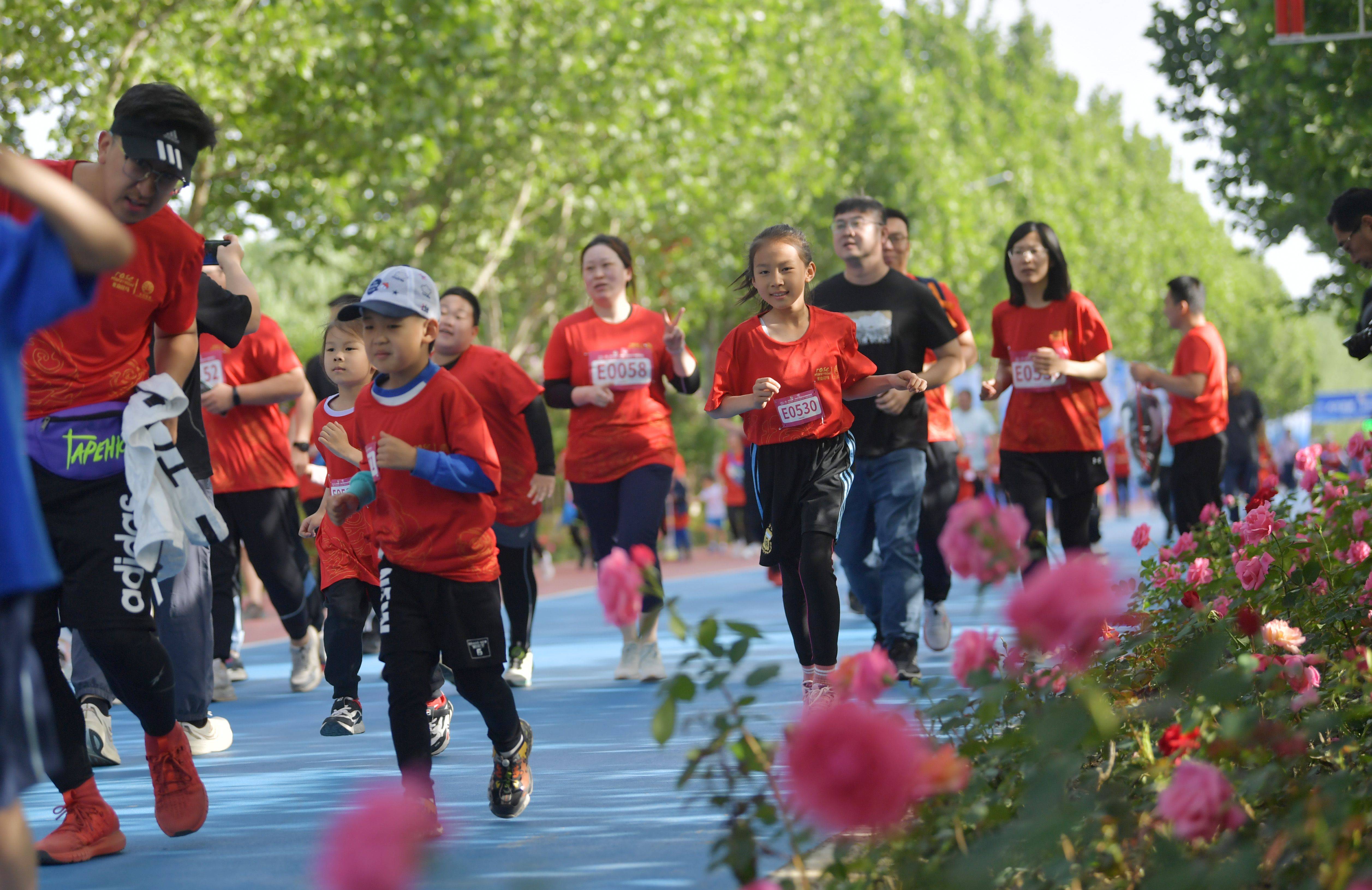 2023北京花马开赛 6000人在林间花海中奔跑