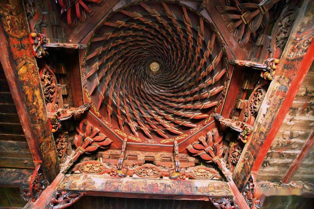 宫殿面阔五间,进深六柱,抬梁式木构架,重檐歇山顶,下檐有副阶(回廊)