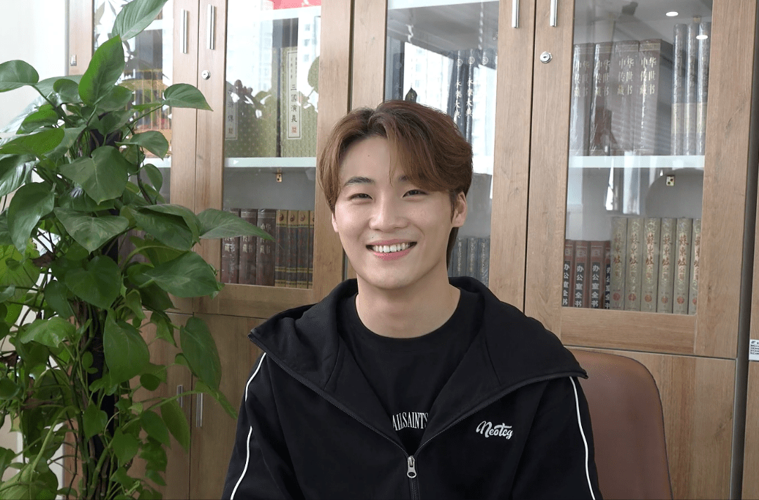 俞更寅2011级财经部毕业生,现为歌手,演员,舞者华强职校2011级财经部