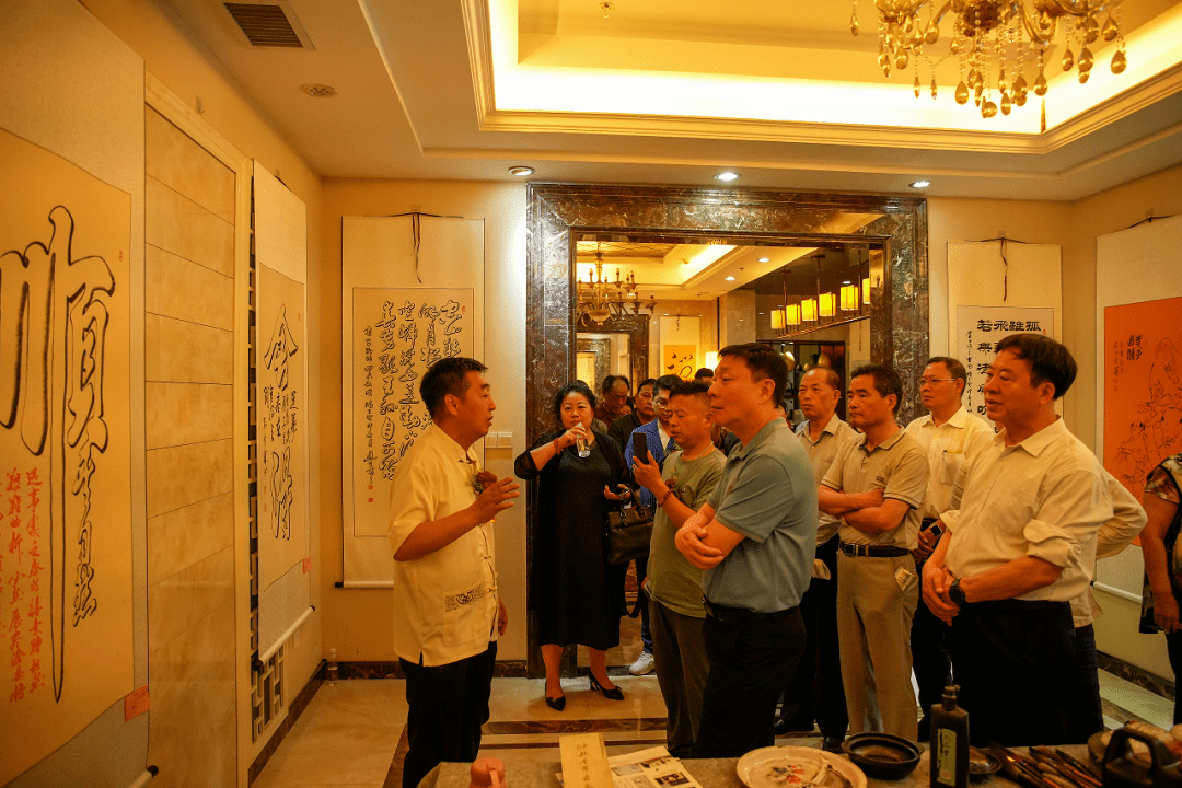 本次展览集中展出了全国20多位书法家的200余幅书画作品.