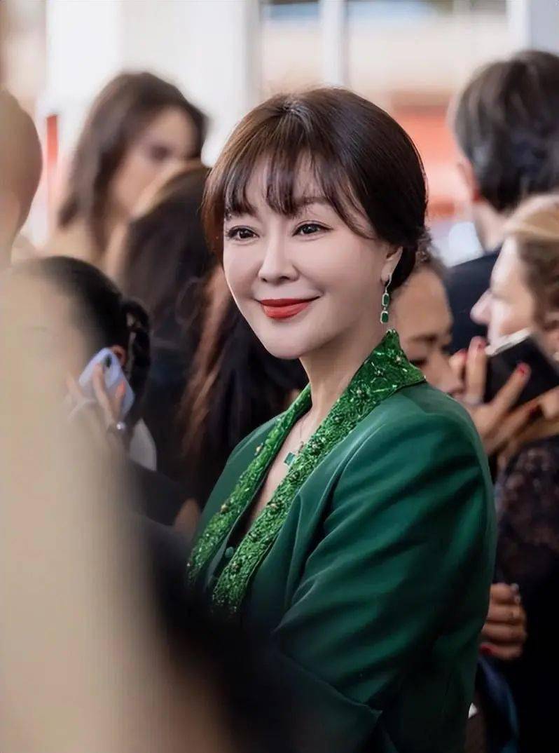 王小骞在这个短视频中还发布了几张第76届戛纳国际电影节的照片,其中