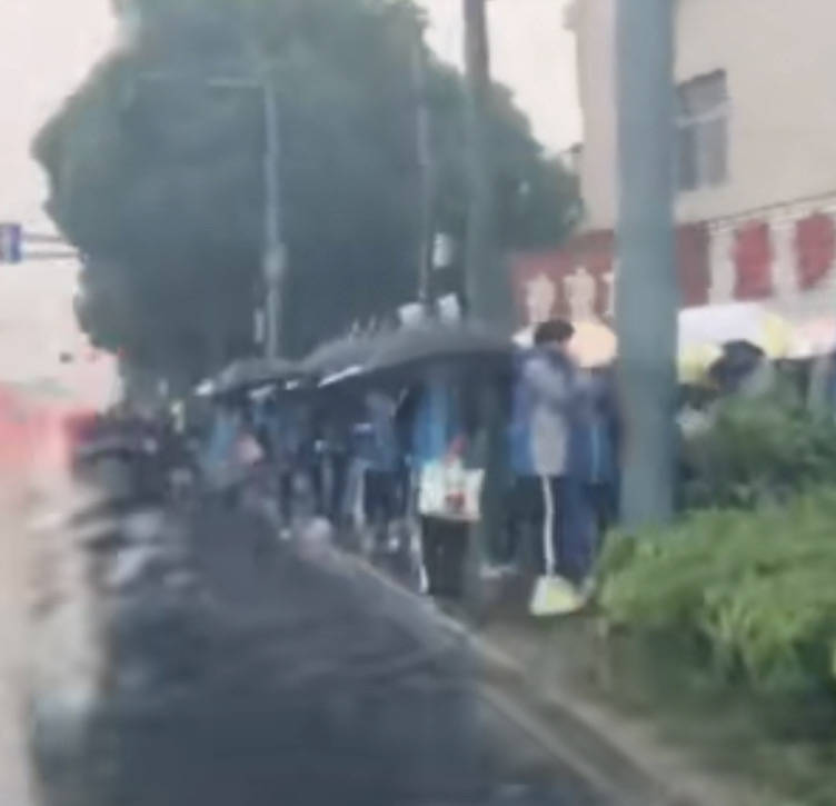 江苏常州家长吐槽下雨天学校不到点不开门,教育局:一直这么要求的_孩子_视频_网友