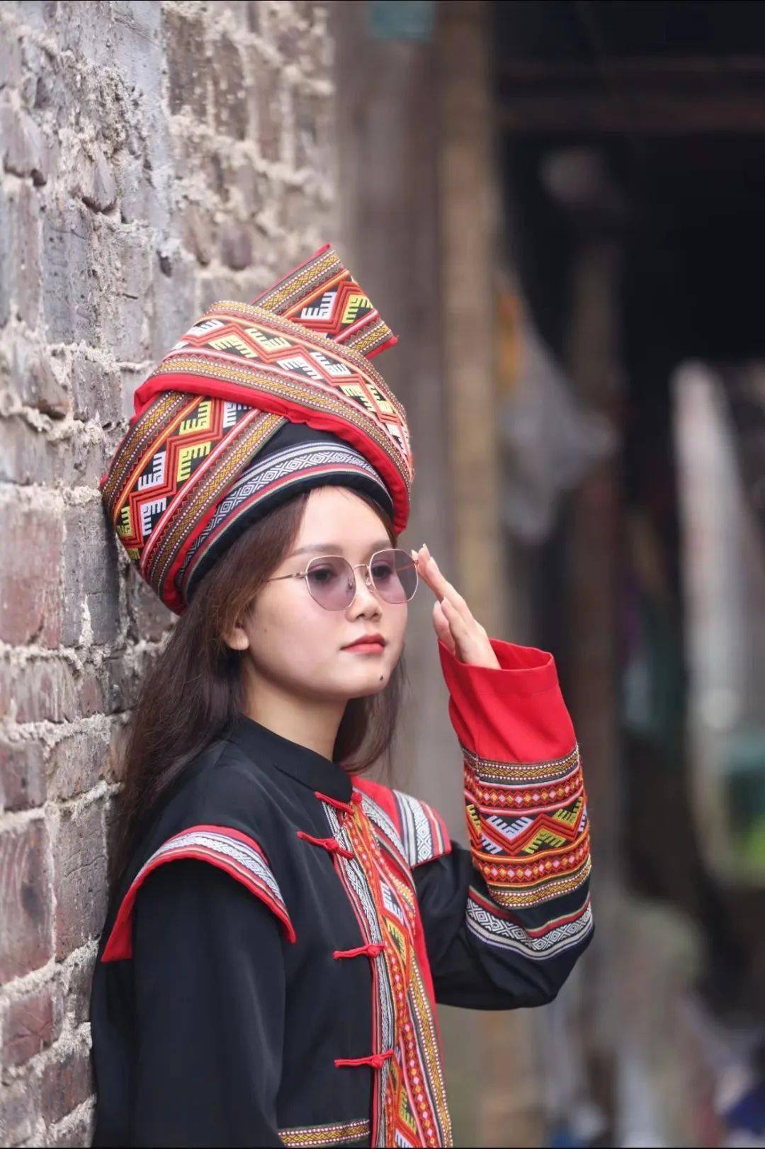 safarkhon说:"今天来到这里特别激动,我尝试穿了中国(壮族)传统服饰