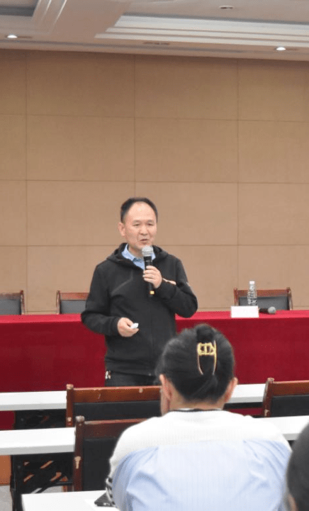 5月8日星期一下午第三第四节课,我校邀请了温州市教师教育院孙有福