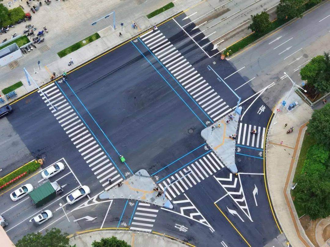 ▼保护驾驶员这个交通岛有"弹力"泥头车负荷重,刹车惯