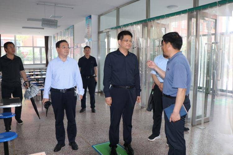 张宏方一行先后来到壶关一中,常平中学,详细了解了各校基础设施配备