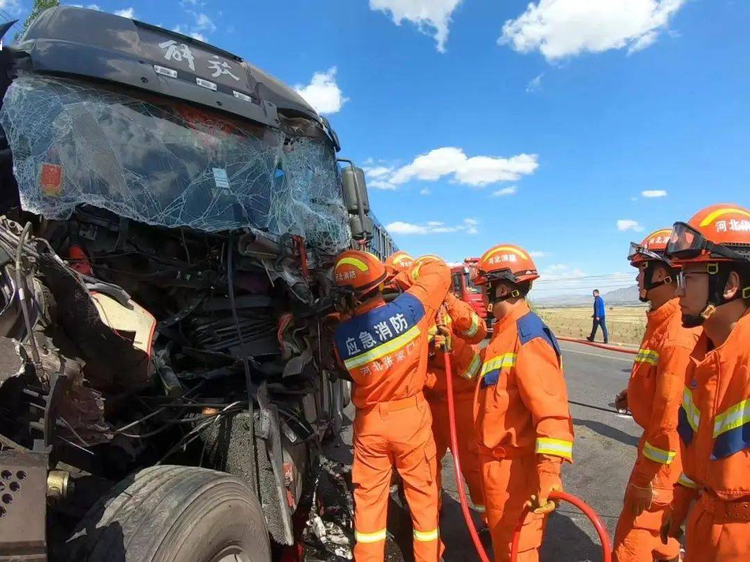 张家口境内两半挂车追尾,车头严重变形,司机被困_救援_人员_车辆