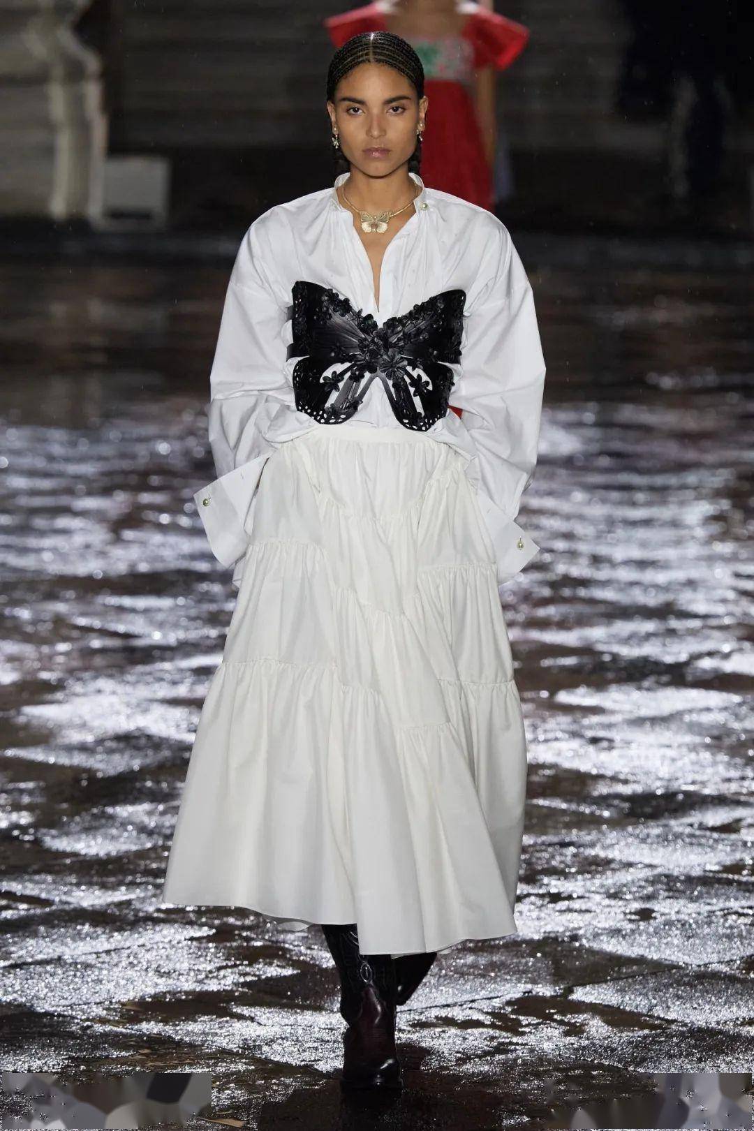 直击dior2024早春大秀,模特身穿红线刺绣的白坯布礼服,从痛苦中怒放出