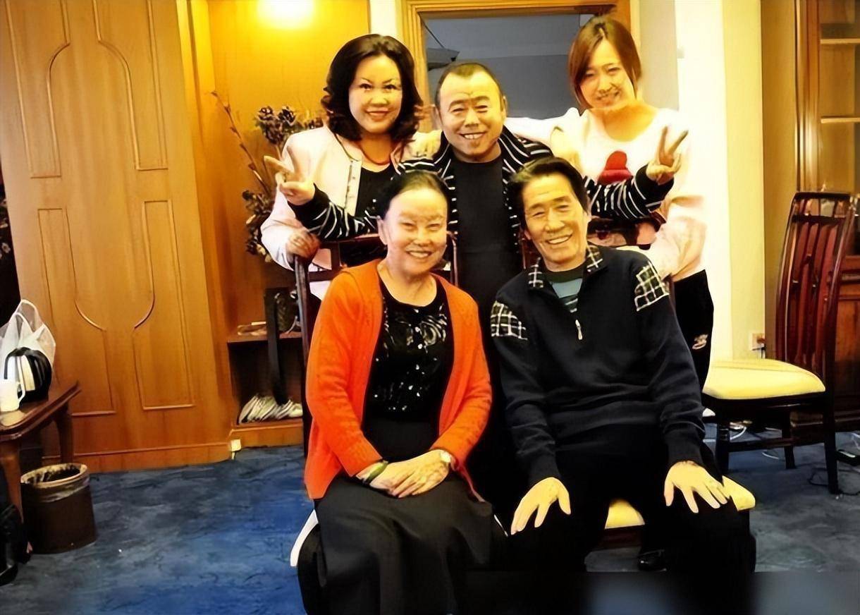 潘长江全家照曝光!65岁的他显老,妻子身材丰腴,女儿长相不随爹