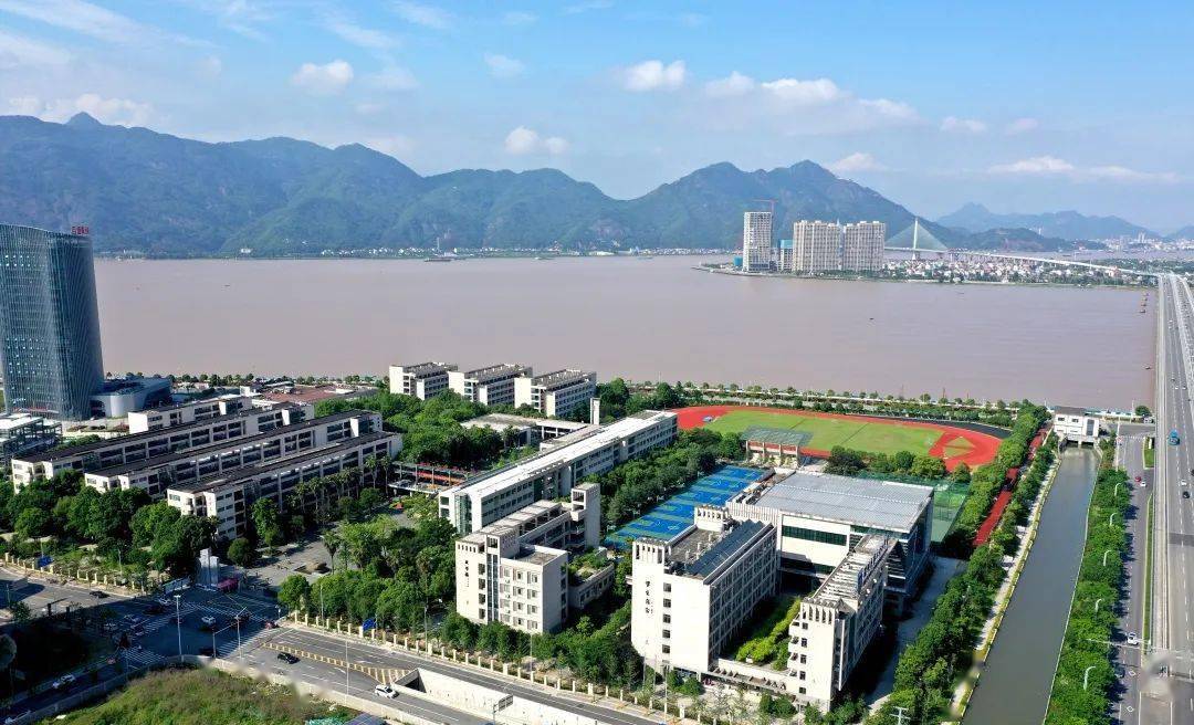 温州市第二十二中学全景带着竹笋破土而出的精神,做新时代的搏击者.