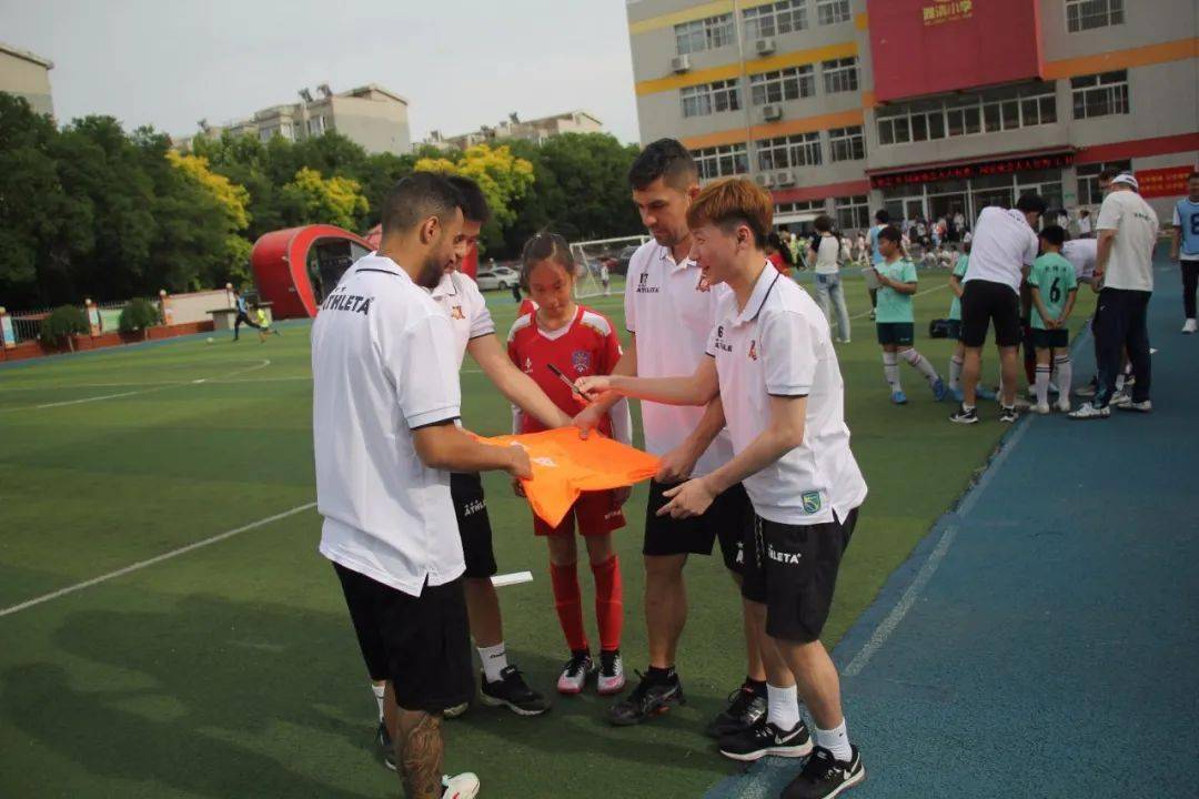 福美继续进校园 雅清小学赛场忙_足球_石家庄_小球员