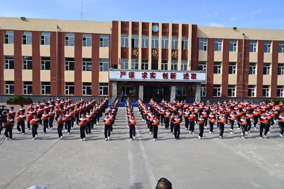 深入挖掘孩子的潜能,四年组开展了以"小跳绳,大智慧"为主题内容的跳绳