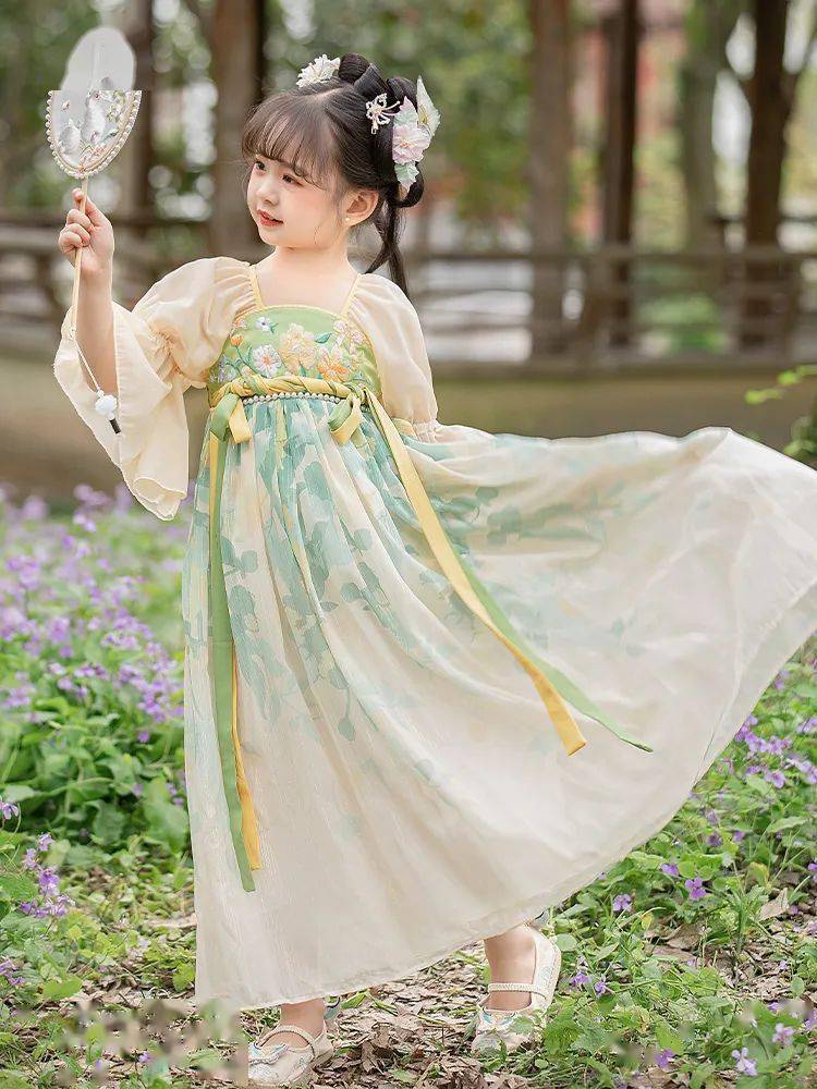 今天小编就给大家推荐7款【水墨集云儿童汉服,男女款都有