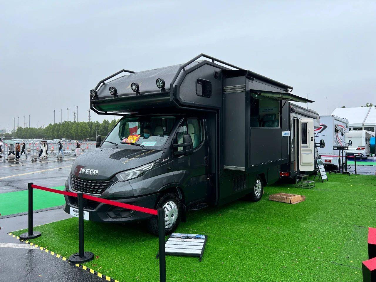 展会新车:霍夫勒全新升级黑金刚双拓展max房车,左侧拓展舱可见惊喜