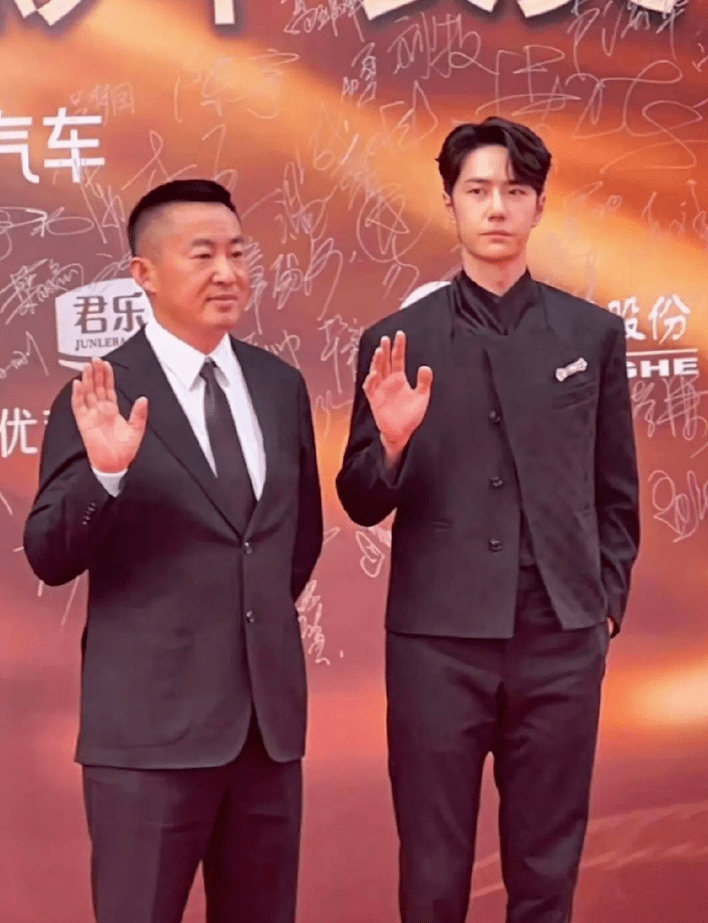 王一博,华表奖太丢人了!裤子前面竟然开线了_刘德华_团队_时候